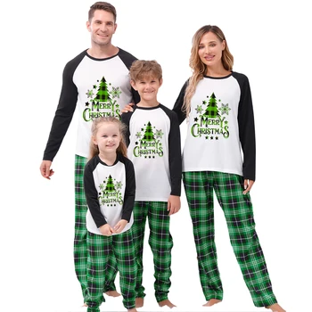 2023 Нов семеен пижамный комплект с принтом под формата на елхи, върхове с кръгло деколте и дълги ръкави, изпъстрен с дълги панталони за родители и деца