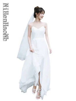 Дамски летни елегантни бели сватбени рокли за бретелях, красива жена в сватбена рокля във френски стил с отворен гръб