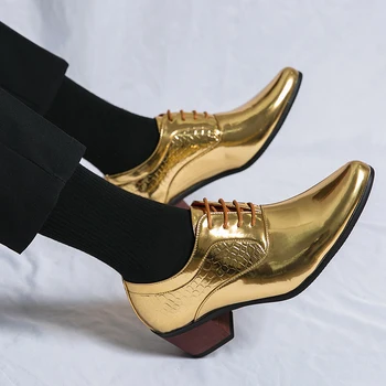 HKDQ/ Луксозни мъжки модел обувки на златния ток, модерни сватбени обувки с остри пръсти, за мъже, кожени удобни мъжки обувки за партита дантела