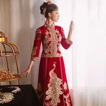 Елегантна китайското традиционната сватбена рокля Ципао от велур, расшитое пайети и павлином