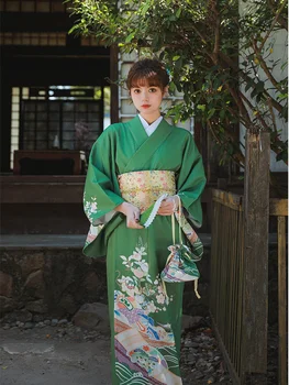 Жена традиционно кимоно в японски стил зелен цвят с флорални принтом, вечерна рокля, реколта дрехи за снимки, костюм за cosplay