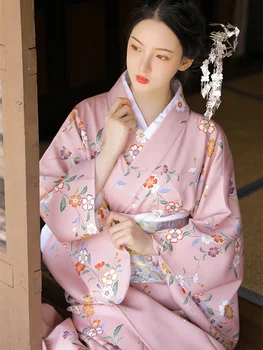 Жена традиционно кимоно в японски стил, розов цветен принт, официален костюм Юката за ролеви игри, рокля за фотография
