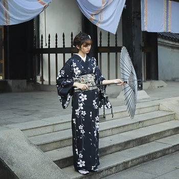 Жена японското традиционно кимоно с черен цвят с флорални принтом класическа рокля за cosplay юката, дрехи за изказвания, халат за баня
