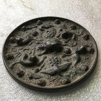 Колекция от антични бронзови огледала династията Хан, антикварное кръгла бронзова огледало с образа на звяра, и грозде