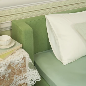 Модерна минималистичная тъканно легло в основната спалня в стил ретро Двойно легло